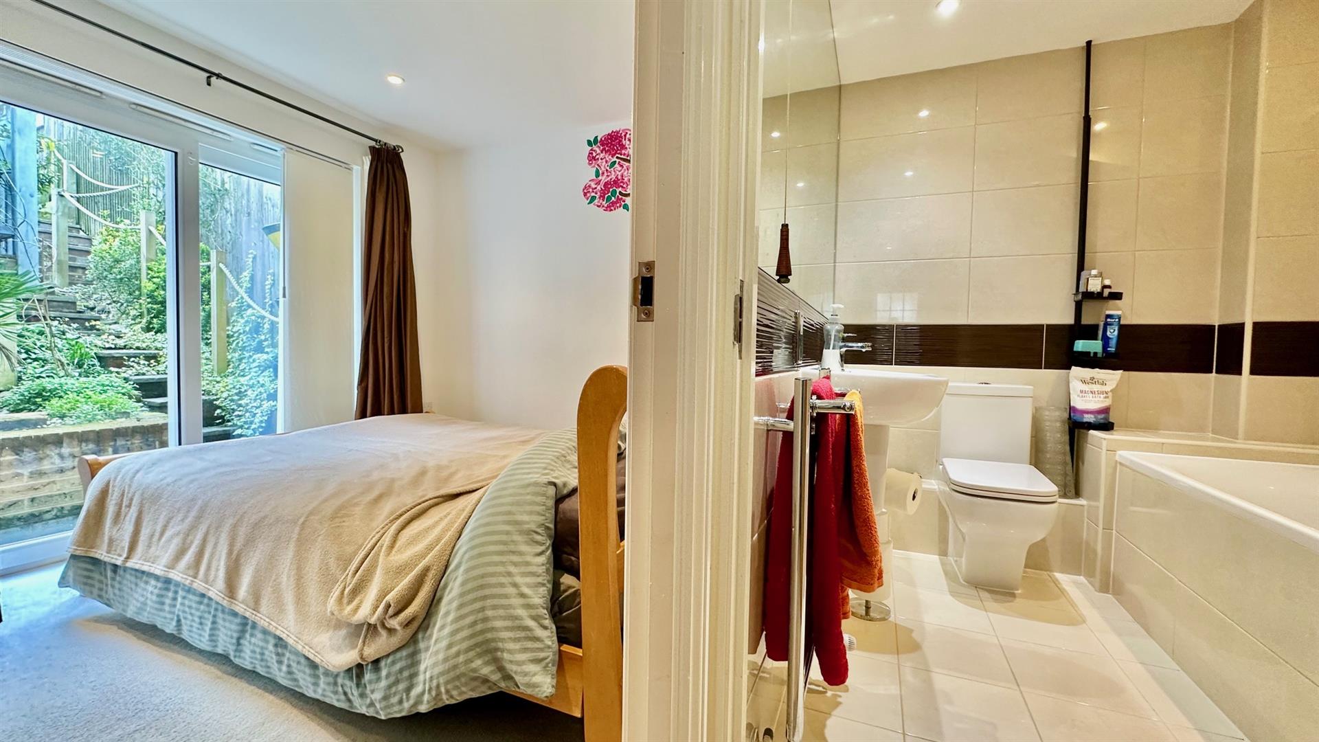 2 bed property in Hawthorn Road, Hastings